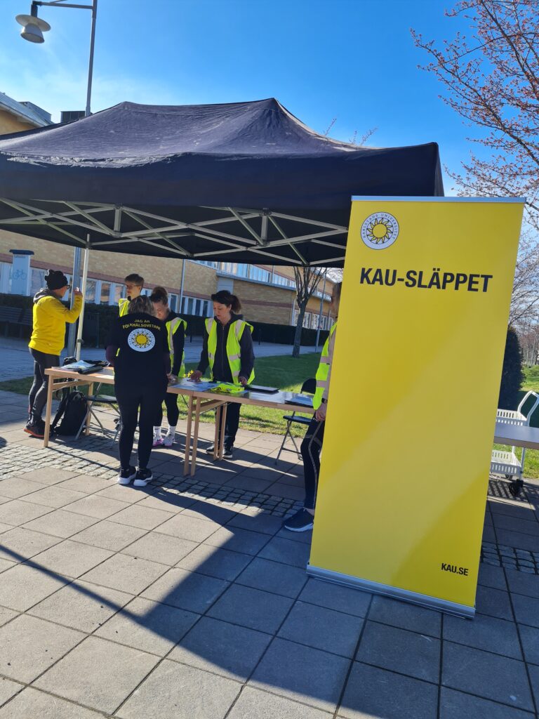 Nummerlappsutdelning inför KAU-släppet.